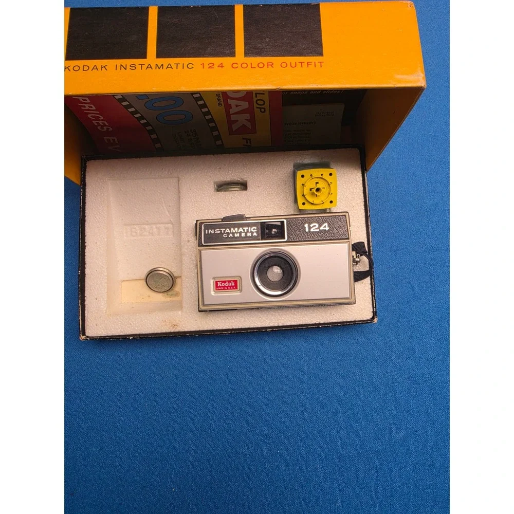 Kodak Instamatic 124 Camera Outfit Unisex OS Silver Good Vintage Flashcube Box